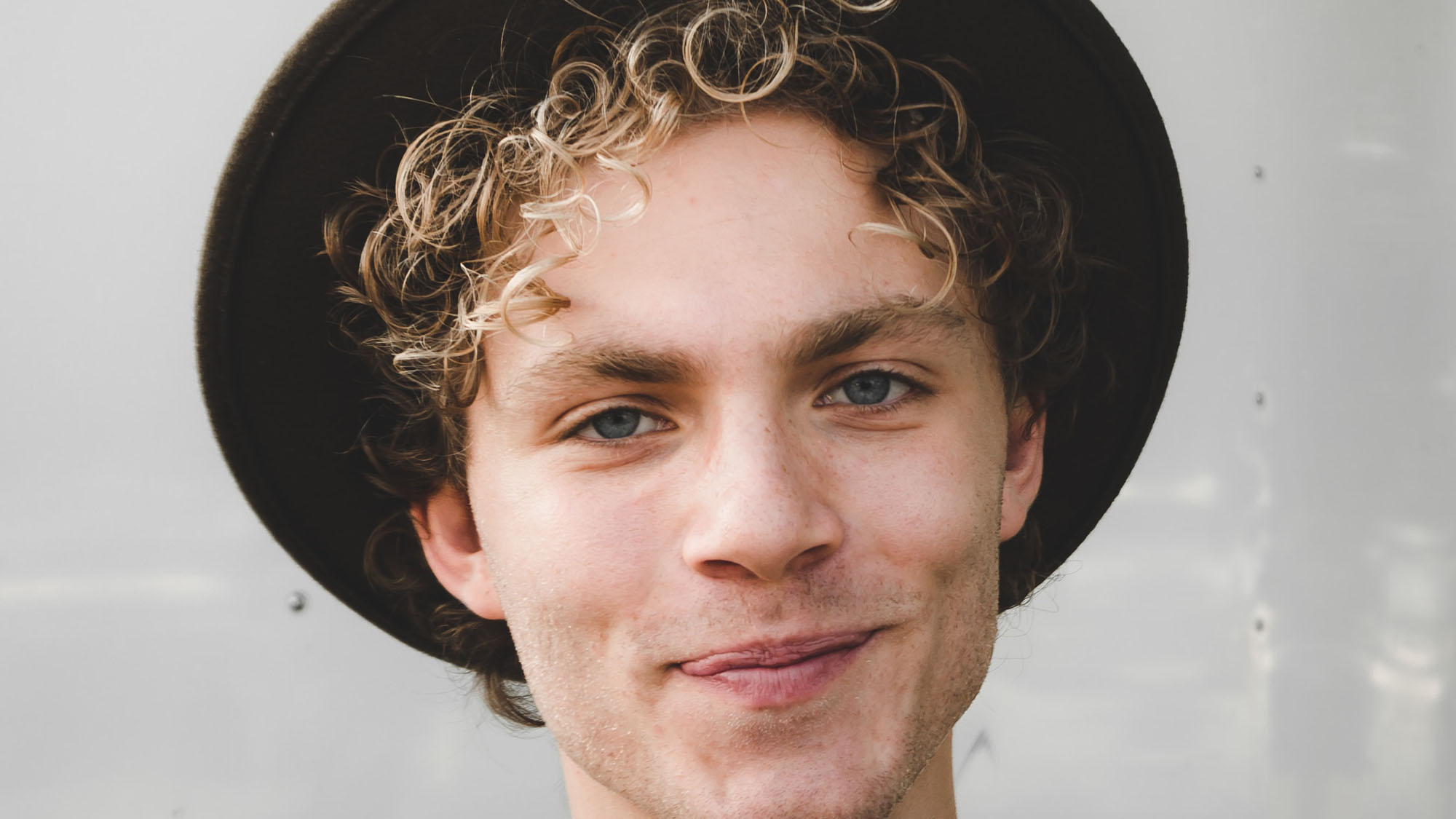 How To Gel Curly Hair for Men: The Complete Guide